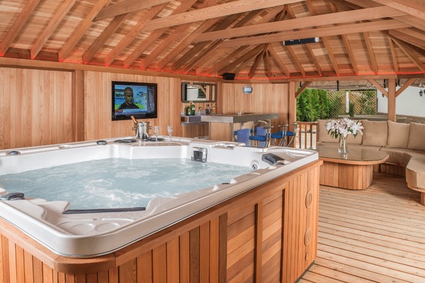 Plaisir des jours de pluie avec un Spa dans un Gazebo