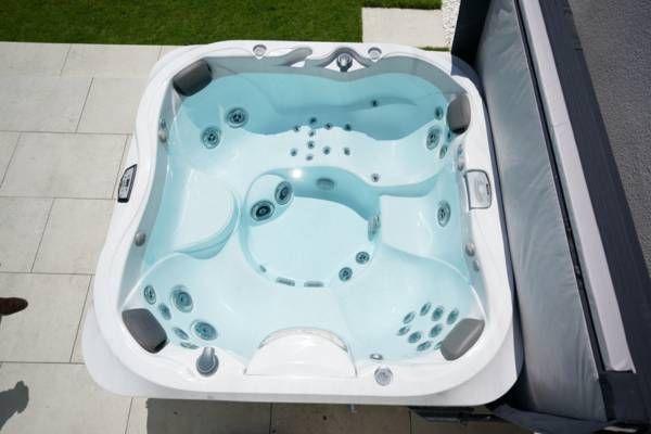 Jacuzzi hot tub