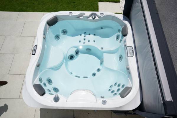 Jacuzzi Hot Tub_1_600x400