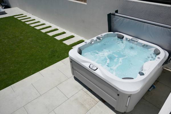 Jacuzzi Hot Tub_2_600x400